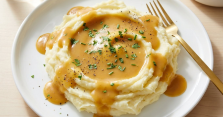 Easy Vegetarian Gravy Recipe ( Creamy & Full of Flavor!) easy vegetarian gravy recipe